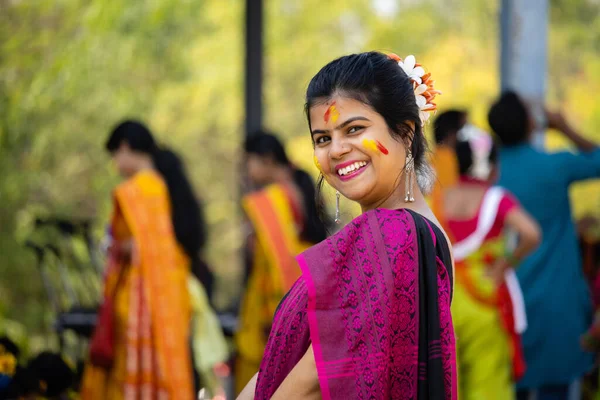 Indická Žena Barevným Obličejem Dívající Kameru Holi Festival Barev — Stock fotografie