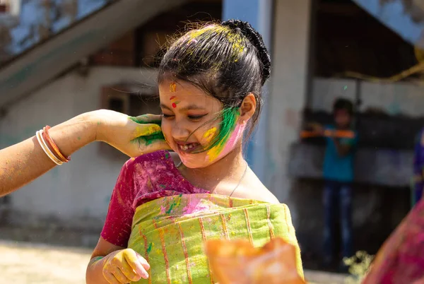 Uma Menina Indiana Bengli Criança Com Rosto Colorido Vestido Tradição — Fotografia de Stock