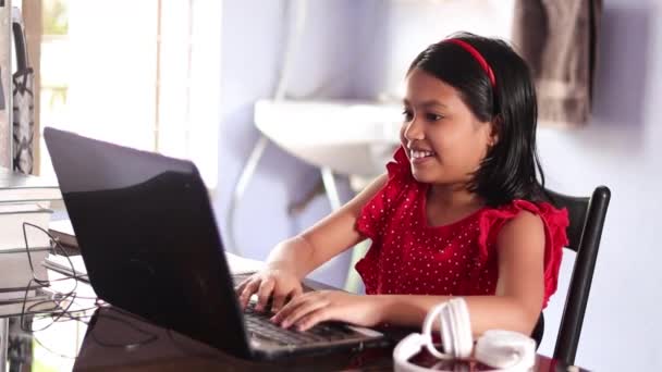 Ein Süßes Indisches Mädchen Rotem Kleid Spielt Hause Laptop Ein — Stockvideo