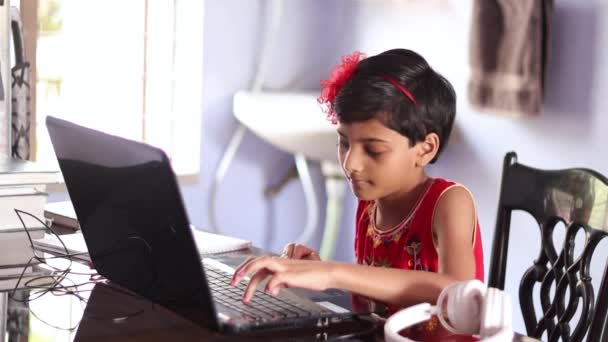 Een Indiaas Schattig Meisje Kind Rode Jurk Studeren Thuis Met — Stockvideo