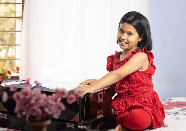 Ein Süßes Indisches Mädchen Das Auf Weißem Hintergrund Harmonium Singt — Stockfoto