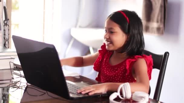 Indický Roztomilý Dívka Dítě Červených Šatech Hrát Videohry Doma Notebooku — Stock video