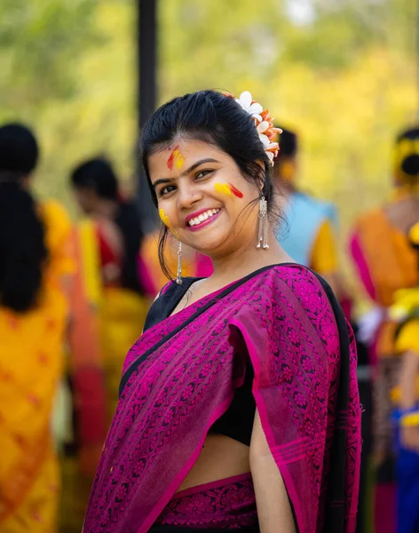 Eine Inderin Mit Buntem Gesicht Blickt Holi Das Fest Der — Stockfoto