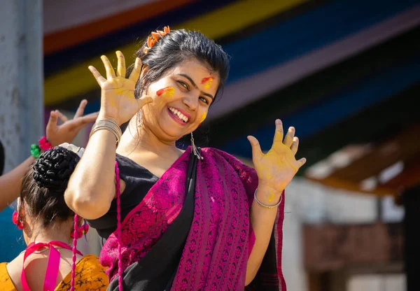 Une Femme Indienne Avec Visage Coloré Regardant Caméra Holi Fête — Photo