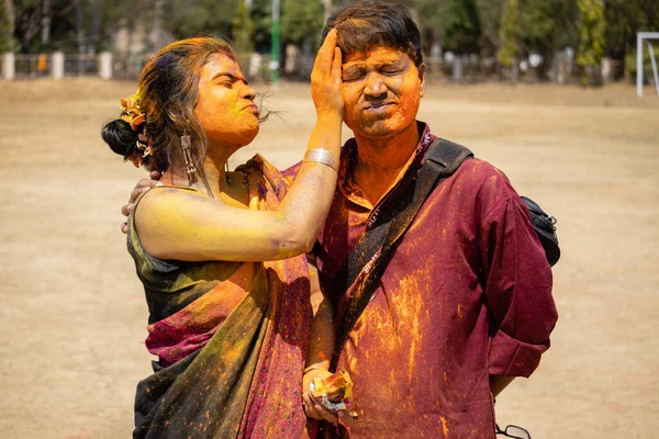 インドのベンガル人女性と伝統的なドレスの男がホリを演奏 色の祭り — ストック写真