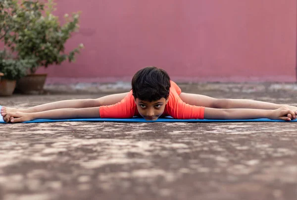 Ett Indiskt Flickebarn Som Utövar Bhumasana Yoga Yogamattan Utomhus — Stockfoto