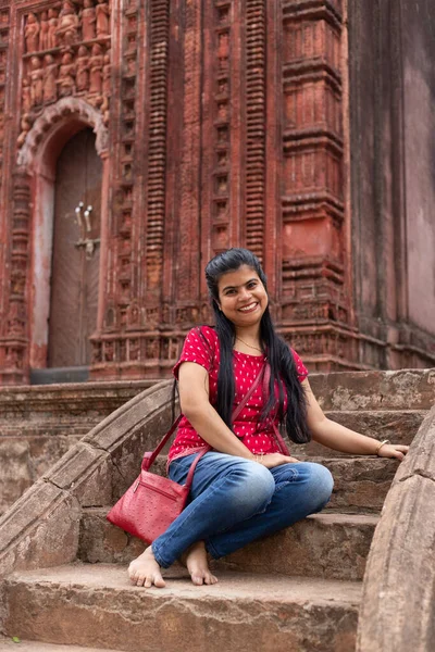 Una Hermosa Mujer India Cerca Templo Terracota Bengala Occidental —  Fotos de Stock