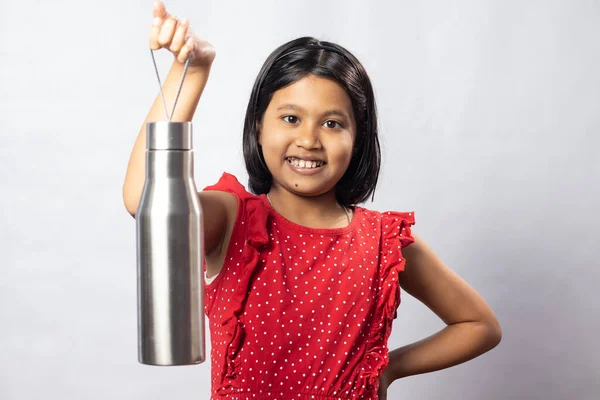 Uma Menina Asiática Indiana Criança Vestido Vermelho Com Uma Garrafa Imagens De Bancos De Imagens Sem Royalties