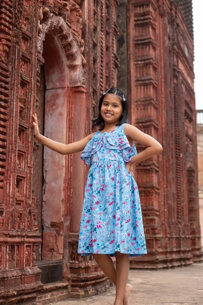 Ein Hübsches Indisches Mädchen Der Nähe Eines Terrakottatempels Westbengalen — Stockfoto