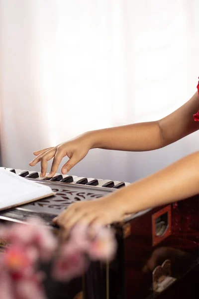 Handen Van Een Indiaas Meisje Kind Dat Harmonium Met Selectieve — Stockfoto