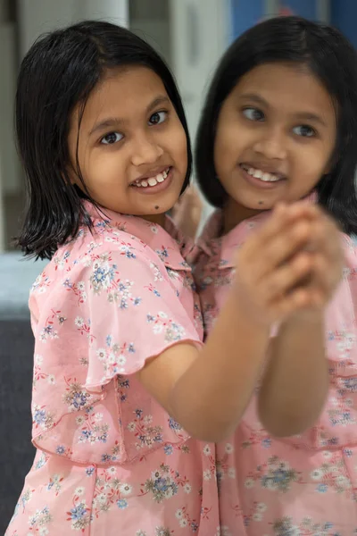 Ein Süßes Indisches Mädchen Steht Lächelnd Vor Dem Spiegel Und — Stockfoto