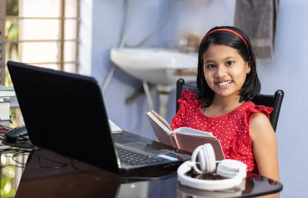 Une Fille Mignonne Indienne Enfant Robe Rouge Étudiant Maison Avec — Photo