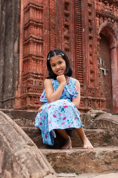 Красивая Индийская Девочка Рядом Терракотовым Храмом Западной Бенгалии — стоковое фото