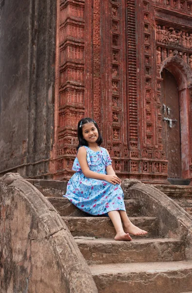 Красивая Индийская Девочка Рядом Терракотовым Храмом Западной Бенгалии — стоковое фото