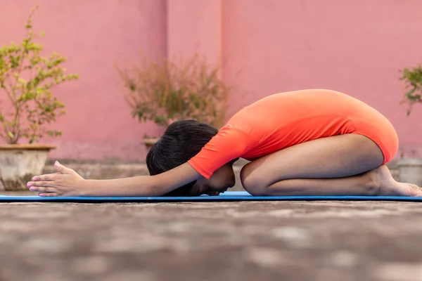 Indian Girl Child Practicing Ardha Kurmasana Yoga Yoga Mat Outdoors — Stock Photo, Image