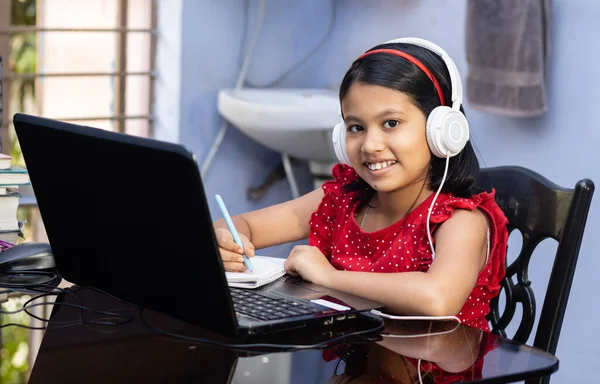 Indianin Słodkie Dziecko Dziewczyna Czerwonej Sukience Studiuje Domu Laptopem Słuchawką — Zdjęcie stockowe