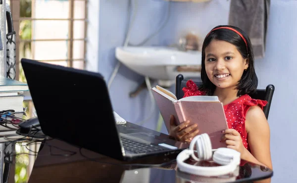 Une Fille Mignonne Indienne Enfant Robe Rouge Étudiant Maison Avec — Photo