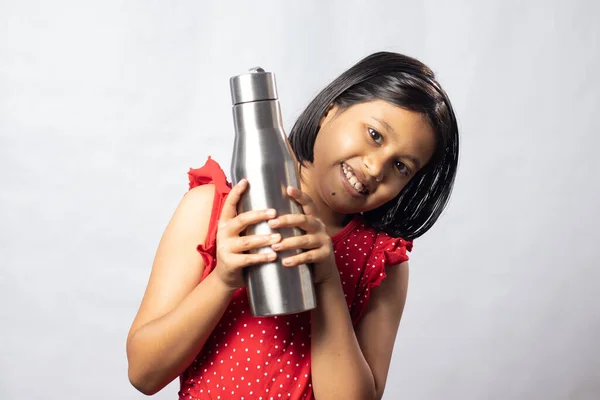 Индийская Азиатская Девочка Красном Платье Бутылкой Воды Нержавеющей Стали Белом — стоковое фото