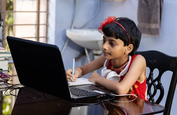 Индийская Милая Девочка Красном Платье Учится Дома Ноутбуком Наушниками — стоковое фото