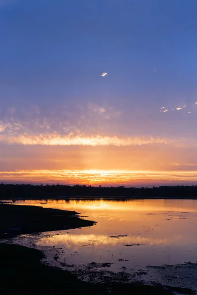 Oranje Zonsondergang Boven Horizon Met Blauwe Lucht Reflectie Meerwater — Stockfoto