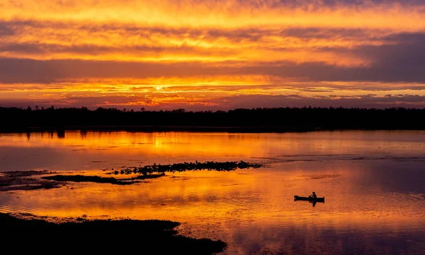 Silhueta Pescador Solitário Lago Durante Pôr Sol Laranja Sobre Horizonte Fotos De Bancos De Imagens Sem Royalties