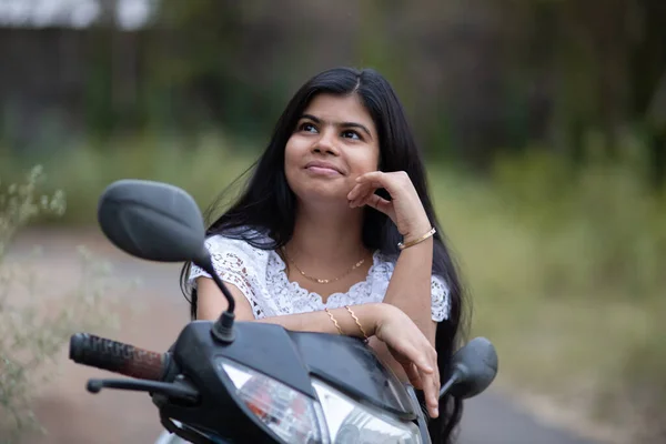 Uma Menina Bonita Indiana Com Scooter Sorrindo Divertindo Imagens De Bancos De Imagens Sem Royalties