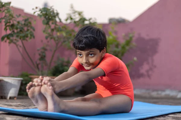 Индийская Девочка Практикующая Йогу Коврике Йоги Открытом Воздухе — стоковое фото