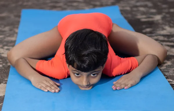 Una Niña India Practicando Yoga Vekasana Una Esterilla Yoga Aire — Foto de Stock