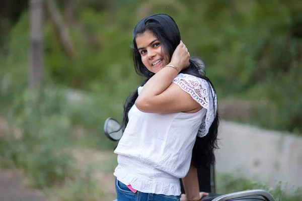 Egy Indiai Gyönyörű Fiatal Lány Robogóval Mosolyog Jól Érzi Magát — Stock Fotó