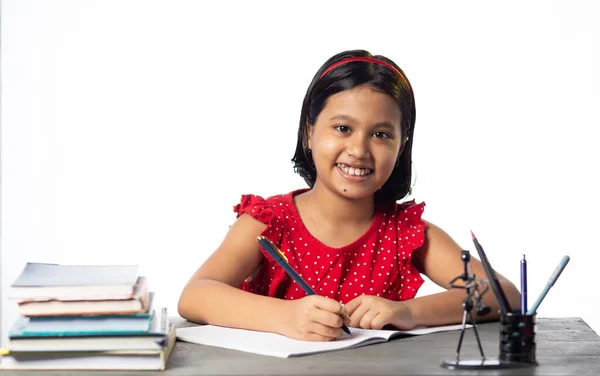 Une Jolie Jeune Fille Indienne Étudiant Écrivant Table Étude Avec — Photo