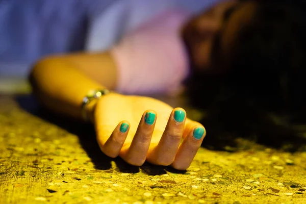 Uma Mulher Indiana Asiática Corpo Morto Com Mão Estendida Deitada Fotos De Bancos De Imagens