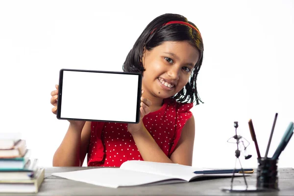 Une Jolie Jeune Fille Indienne Étudiant Montrant Écran Vierge Tablette — Photo