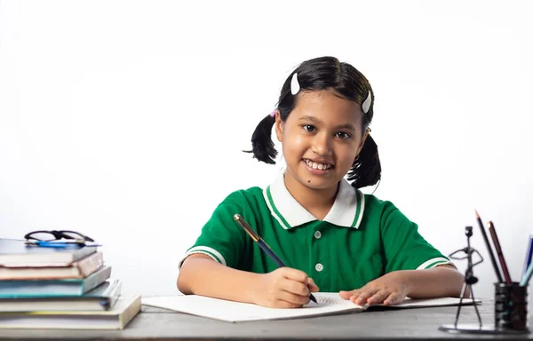 Une Jolie Écolière Indienne Étudiant Écrivant Sur Une Table Étude — Photo