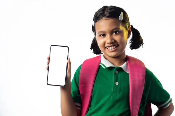 Une Jolie Écolière Indienne Avec Sac École Souriant Montrant Écran — Photo