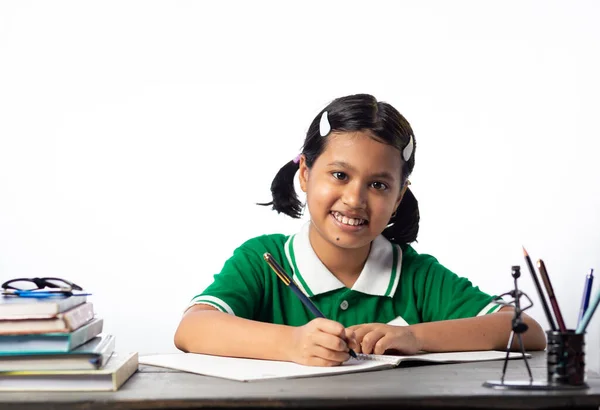 Una Hermosa Colegiala India Estudiando Escribiendo Mesa Estudio Sobre Fondo — Foto de Stock