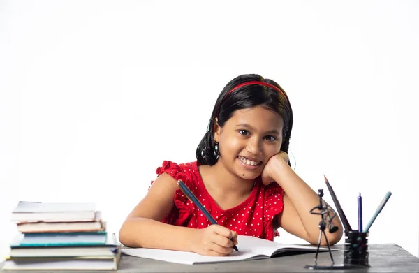 Uma Bela Menina Indiana Criança Estudando Escrevendo Mesa Estudo Com Imagens De Bancos De Imagens Sem Royalties