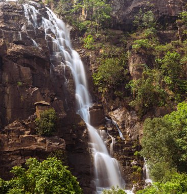 Sita Şelalesi Ranchi Jharkhand Hindistan 'daki yeşil kayalık tepelerden akıyor.