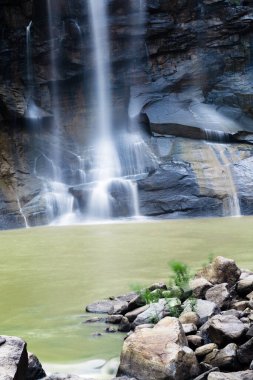 Hundru Ranchi Jharkhand Hindistan 'da kayaların üzerinden akan ipek gibi yumuşak bir şelale.