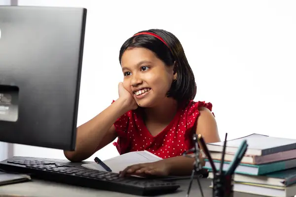 Ein Hübsches Indisches Mädchen Lernt Mit Einem Desktop Computer Lerntisch — Stockfoto