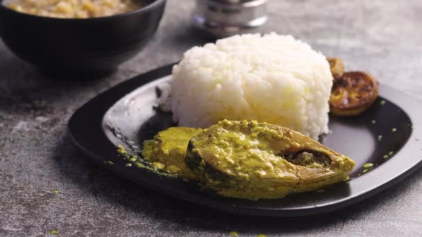 Curry Pescado Hilsa Con Pasta Mostaza Chile Verde Servido Plato — Vídeos de Stock