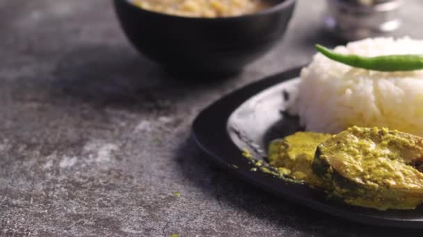 Pannen Hilsa Vis Curry Met Mosterdpasta Groene Chili Geserveerd Bord — Stockvideo