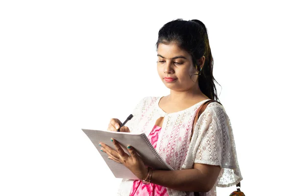 Una Chica India Bastante Joven Tomando Notas Sobre Fondo Blanco —  Fotos de Stock