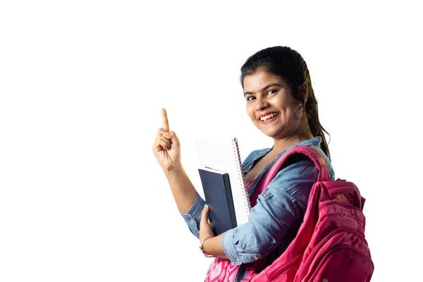 Ładna Młoda Hinduska Dziewczyna Książkami Ręku Plecakiem Uśmiechniętą Twarzą Białym — Zdjęcie stockowe