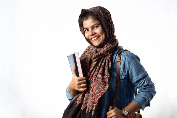 Uma Jovem Garota Muçulmana Indiana Bonita Com Livros Mão Com Imagens De Bancos De Imagens