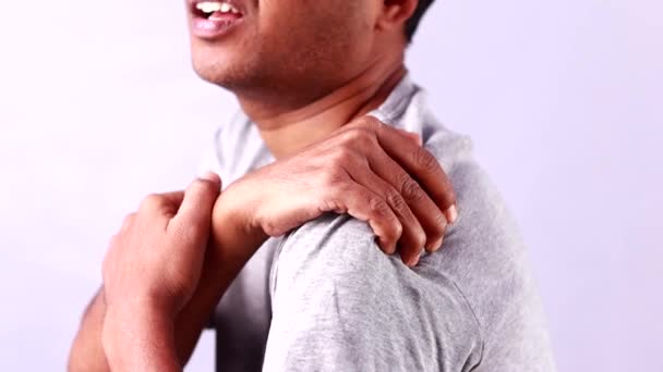 Homem Indiano Que Sofre Dor Ombro Mostrando Expressão Dolorosa Fundo — Vídeo de Stock