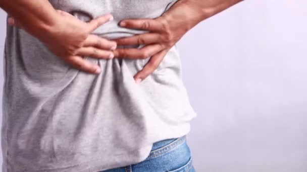 白い背景に痛みを伴う腰痛に苦しむインド人男性 — ストック動画