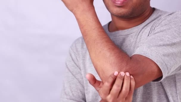 Uomo Indiano Che Tiene Gomito Dolore Articolare Mostrando Espressione Dolorosa — Video Stock