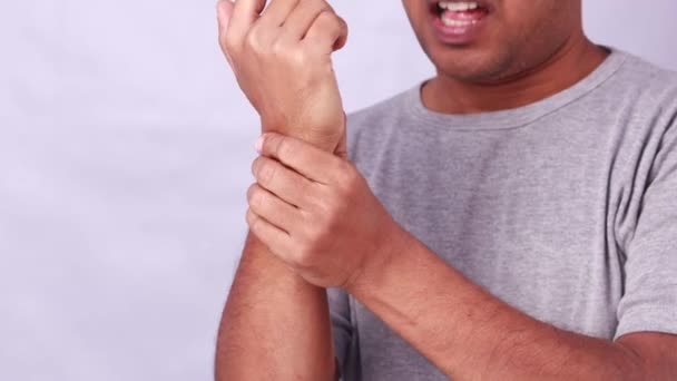 Ein Indischer Mann Hält Sein Handgelenk Vor Gelenkschmerzen Und Zeigt — Stockvideo