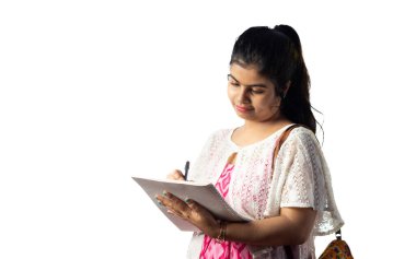 Güzel bir Hintli kız beyaz arka plan hakkında notlar alıyor.