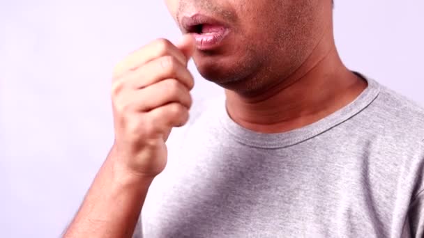 白い背景で咳と寒さに苦しんでいるインド人男性 — ストック動画